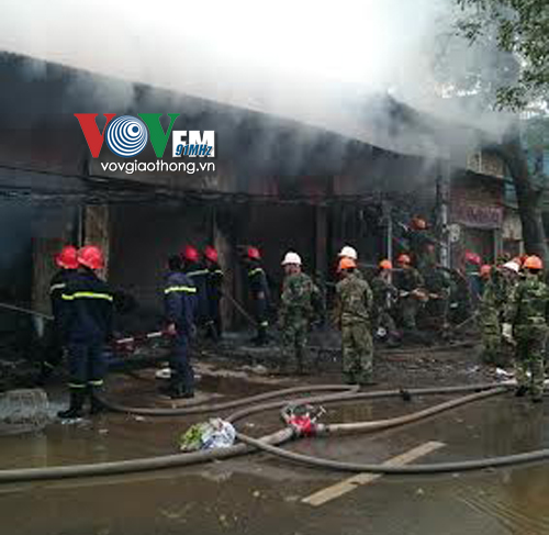 vovgiaothong_Hà Nội: Cháy lớn thiêu trụi 8 hộ kinh doanh